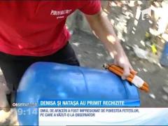 Denisa şi Nataşa au rămas fără mamă - le-a părăsit. Dar au câştigat zeci de alţi prieteni, oameni impresionaţi de sărăcia în care trăiesc. Un om de afaceri din Arad le-a vizitat şi a venit cu braţele pline de cadouri