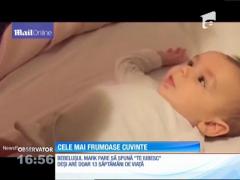 Moment absolut adorabil! Un bebeluş a fost surprins în timp ce rostea "te iubesc" la nici trei luni