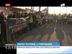 Sute de gardieni din penitenciare protestează faţă de condiţiile grele de muncă