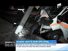 O ambulanță care transporta un pacient a rupt un stâlp de eletricitate și a ajuns în șanț