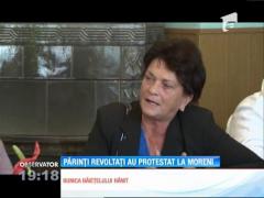 Părinţii se revoltă în Moreni, după ce un copil era să moară într-un loc de joacă din oraş. Spaţiul este la doi paşi de un drum intens circulat şi de un râu, unde băiatul de cinci ani a căzut