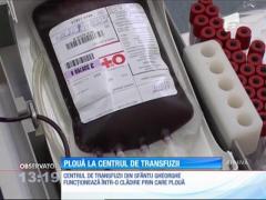 Situaţie dramatică la centrul de transfuzii din Sfântu Gheorghe. Apa curge prin tavan, iar medicii iau sânge de la donatori cu ligheanele lângă ei