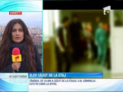 A ieşit pe geam să fumeze o ţigară și a căzut de la etajul trei