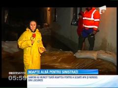 Sunt pagube însemnate în judeţul Galaţi unde ploiele torenţiale au făcut ravagii. Mulţi dintre sinistraţi nu şi-au părăsit însă locuinţele. Noaptea trecută au muncit încontinuu ca să scoată apa şi noroiul din case