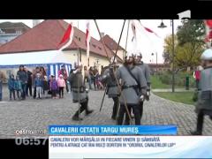 Cetatea medievală din Târgu-Mureş, protejată de cavaleri cu armuri strălucitoare