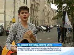 Au dormit în stradă pentru unire