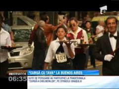 Sute de argentinieni au luat parte la "Cursa Chelnerilor", pe străzile din Buenos Aires