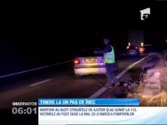 Două tinere au ajuns cu maşina în mijlocul râului pe Valea Oltului