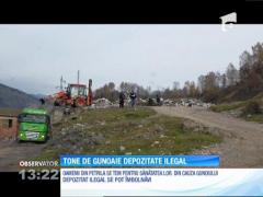 Pe un deal din Petrila sunt depozitate ilegal tone de gunoaie, chiar cu maşinile primăriei