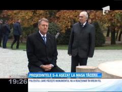 Klaus Iohannis s-a aşezat pe unul dintre scaunele care fac parte din ansamblul "Masa Tăcerii", deși este strict interzis
