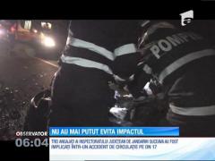 Grav accident! O vacă a făcut praf o maşină cu trei jandarmi din Suceava