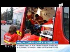 Ambulanţă SMURD lovită în intersecție