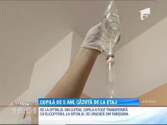 O fetiţă de cinci ani din Hunedoara a căzut de la etajul doi