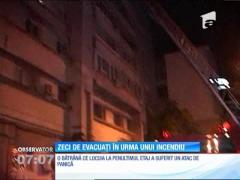 Intervenţie contracronometru în Piteşti, după ce un apartament a luat foc la etajul 6 al unui bloc. Întreaga clădire a fost cuprinsă de fum şi toţi locatarii au fost evacuaţi