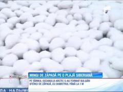 Fenomen straniu în nordul Siberiei! Pe ţărmul oceanului Arctic au apărut uriaşi "bulgări de zăpadă"