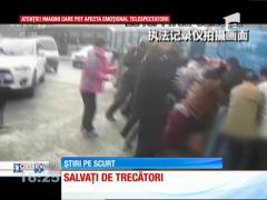 Camion ridicat cu mâinile goale, pentru a salva viaţa a doi bătrâni