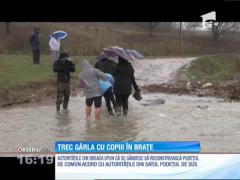 Situaţie dificilă în Proviţa de Sus. Sătenii trec gârla cu copiii în brațe!