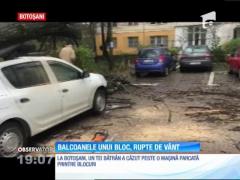 Balcoanele unui bloc din București, rupte de vânt