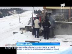 ATENŢIE, şoferi! Se circulă cu dificultate în mai multe judeţe din România, din cauza zăpezii (VIDEO)