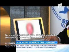 Alex, băieţelul din Mureş, ars anul trecut într-o explozie puternică, vizitat de medicul care l-a operat