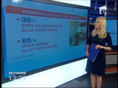 Cumpărăturile cu cardul par să fie viitorul. Tot mai mulţi români au cel puţin un card bancar