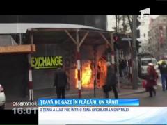 INCENDIU la o țeavă de gaze, la subsolul unui bloc din Capitală. Un pompier a fost rănit. Martori: “Muncitorii care reabilitează blocul au tăiat, din greşeală, o conductă de gaz”