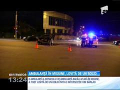 Ambulanță în misiune, lovită de un bolid
