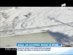 Orăşel din California, invadat de spumă