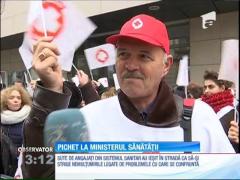 Sute de angajaţii din sistemul sanitar au pichetat sediul Ministerului Sănătăţii