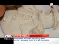 Special! Doi tineri din Bucureşti își fac singuri globurile pentru bradul de Crăciun