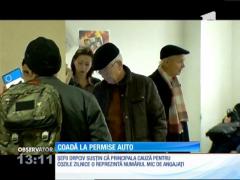 COZI INFERNALE la permise auto! Sute de oameni stau la coadă ore în şir pentru a schimba permisul auto. REACŢIA autorităţilor