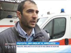 Protest extrem al unui angajat al Ambulanţei. Bărbatul spune că a fost obligat să conducă o maşină fără frâne!