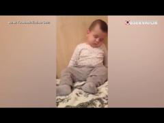 Adorabil! Priviţi acest bebeluş din Bucureşti cum luptă cu somnul!