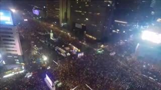 Coreea fierbe! Sute de mii de oameni s-au adunat în centrul Seulului pentru a cincea săptămână de proteste impotriva președintei Park Geun-Hye (VIDEO)