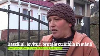 Un profesor de religie din Vrancea îşi loveşte elevii cu Biblia în mână