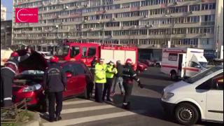 (VIDEO) Accident violent, cu o ambulanţă, în Capitală. O femeie a fost rănită