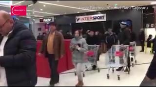 Unii la paradă, alţii la reduceri. De Ziua Naţională, românii au dat năvală la MALL (VIDEO)