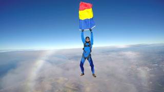 Mândru că e român, un compatriot curajos a dus drapelul românesc la cinci mii de metri înalţime deasupra Americii