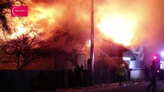 (VIDEO) Panică şi haos în judeţul Neamt. PATRU maşini de pompieri au intervenit la o casă în flăcări