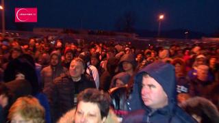 Protest la Mioveni. Angajaţii Dacia sunt nemulţumiţi faţă de condiţiile de transport către şi de la locul de muncă (VIDEO)