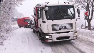 Blocaje pe drumurile naţionale din cauza zăpezii abundente. Mai multe autoturisme şi camioane au ieşit în decor