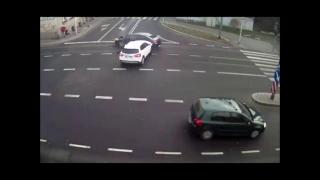 Salvată de un stâlp, de la moarte sigură: O tânără a reuşit să scape miraculos din calea unei maşini scăpate de sub control (VIDEO)