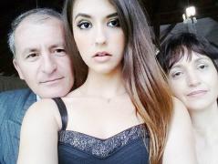 Românca adolescentă care vrea să-și vândă virginitatea pe UN MILION DE EURO provoacă furtună în familia ei. Părinții vor să o dezmoștenească, pentru că a mințit și i-a făcut de râs