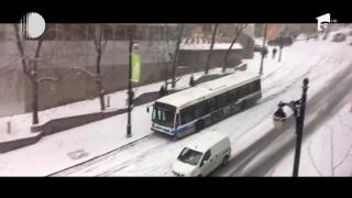 Un tânăr canadian a filmat cu telefonul mobil un accident în lanţ, pe un drum în pantă din Montreal