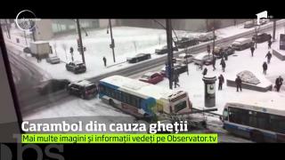 Carambol din cauza gheții pe un drum în pantă din Montreal