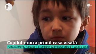 (VIDEO) Imagini emoţionante. Emi, copilul erou din Vaslui, a intrat în noua lui casă, împreună cu surorile pe care le-a salvat din foc