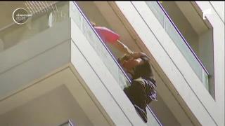 Operaţiune de salvare dramatică în Australia: Un bebeluș a fost salvat dintr-un apartament în flăcări