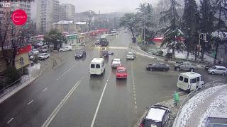 VIDEO VIRAL: O maşină rămasă fără şoferul care fusese aruncat, într-un accident, parchează singură, la perfecţie!