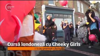 Fetele de la Cheeky Girls au premiat câştigătorii cursei anuale cu oameni deghizaţi din Londra