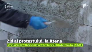 Protest inedit în Grecia, faţă de măsurile de austeritate. Oamenii au zidit intrarea Ministerului Sănătăţii